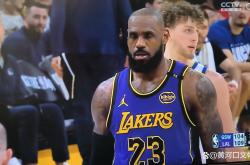 比赛规则变更引发热议！，詹姆斯在勇士比赛中刷新纪录观众掌声雷动的简单介绍